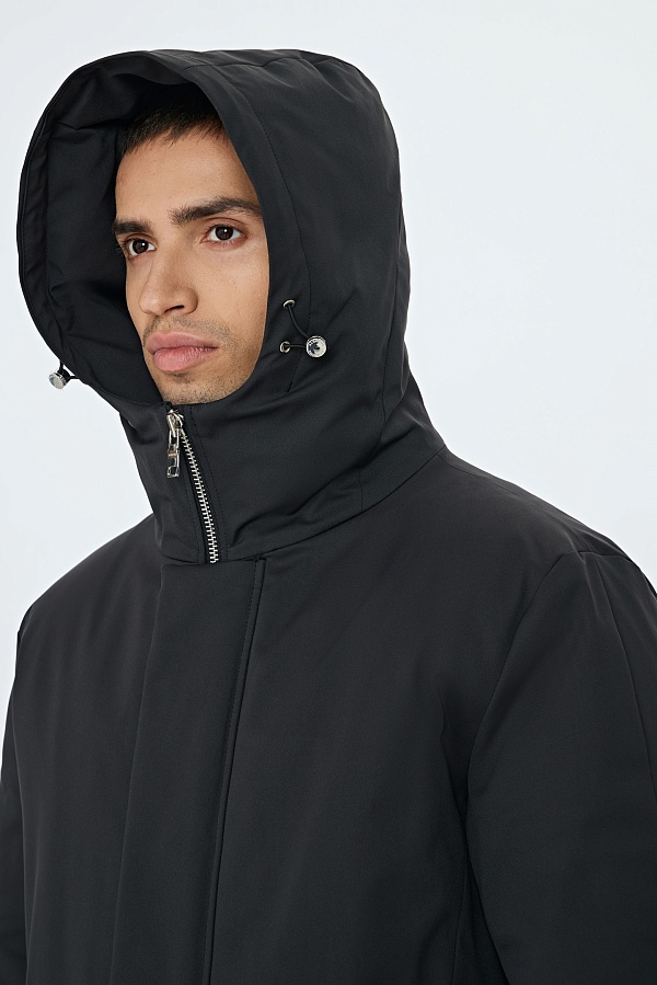 Черная пуховая куртка с капюшоном