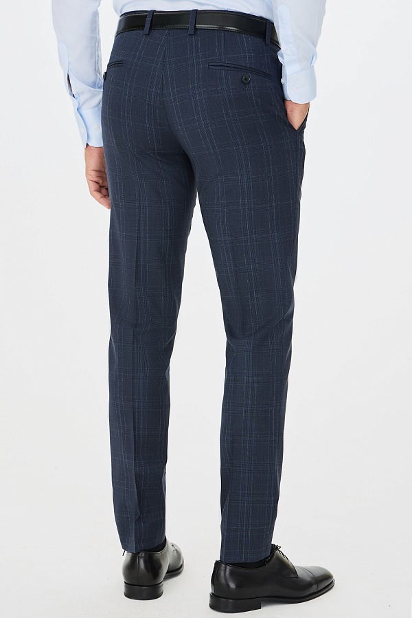 Темно-синий костюм в крупную клетку