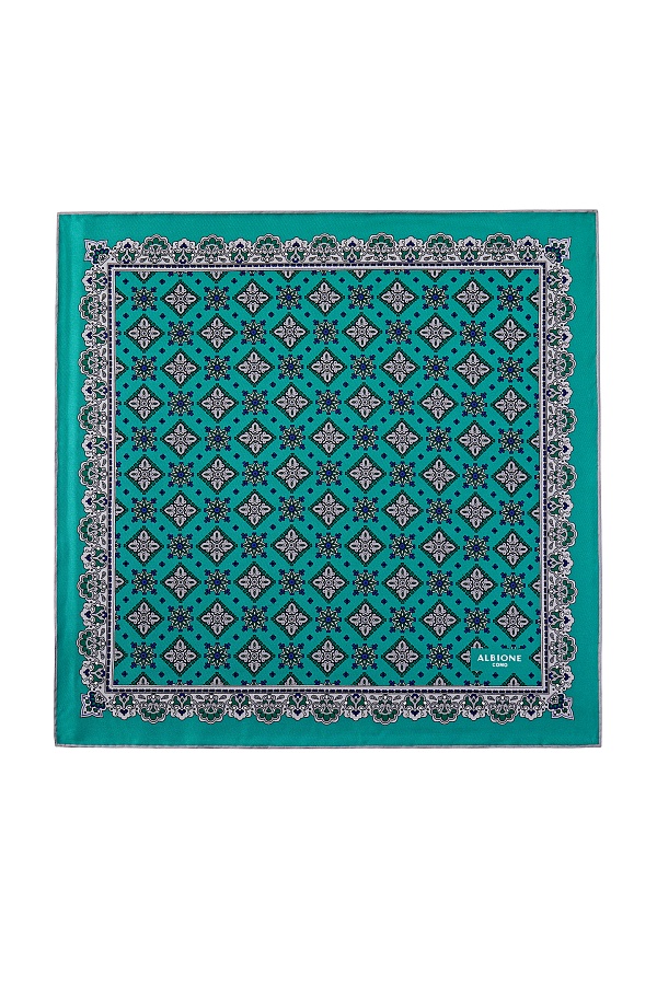 Зеленый платок с черно-белым орнаментом