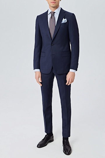 Темно-синий костюм в клетку