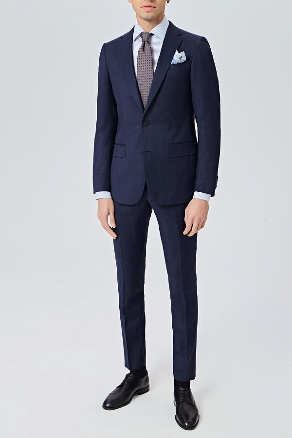 Темно-синий костюм в клетку