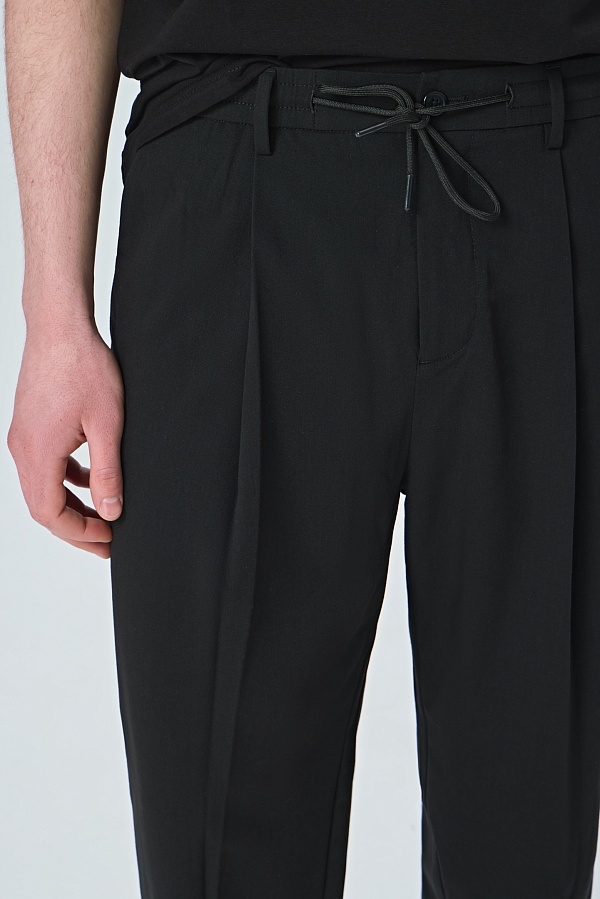 Черные брюки на шнурке