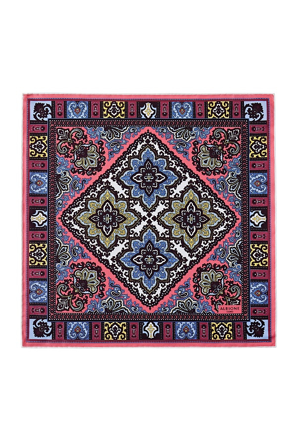 Пестрый розовый платок с орнаментом