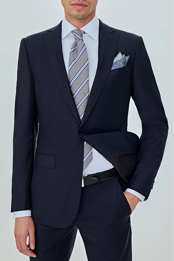 Темно-синий костюм на одной пуговице