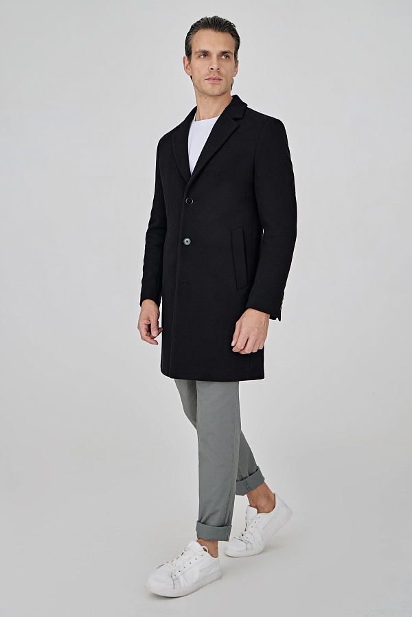 Черное пальто на трех пуговицах