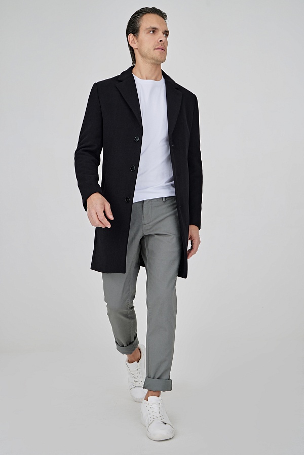 Черное пальто на трех пуговицах