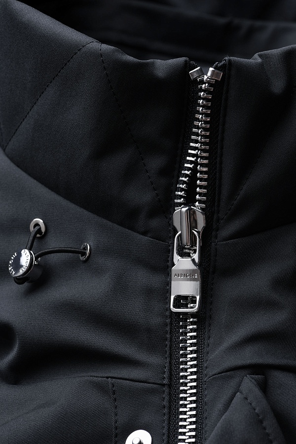 Черная пуховая куртка с капюшоном