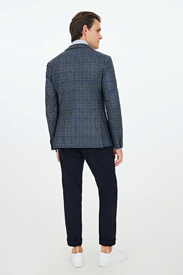 Серый пиджак в клетку