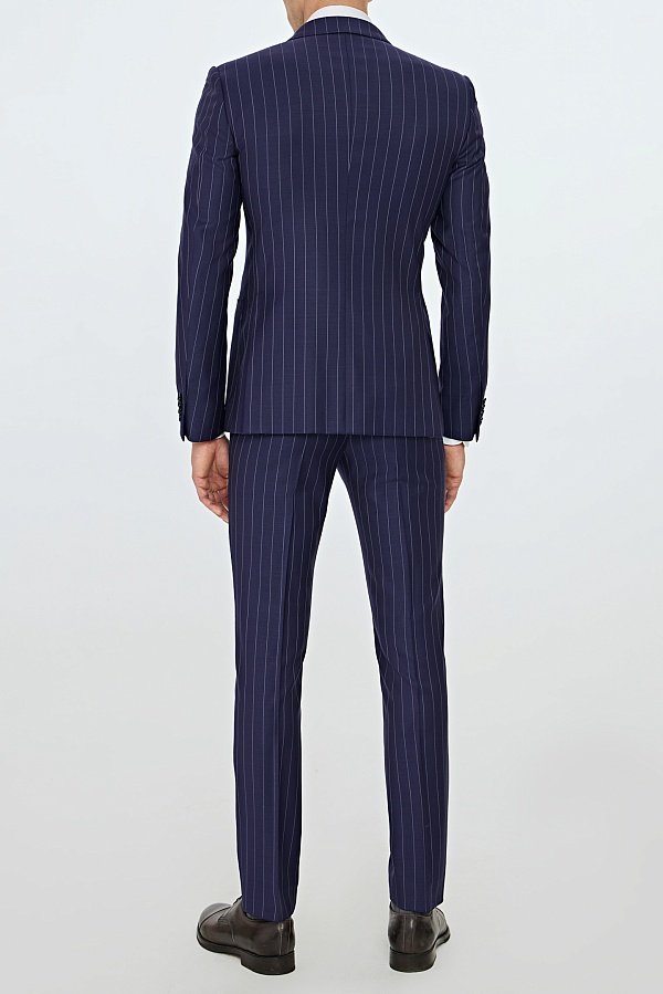 Сине-фиолетовый двубортный костюм в полоску
