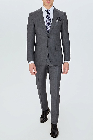 Серый костюм в мелкую клетку