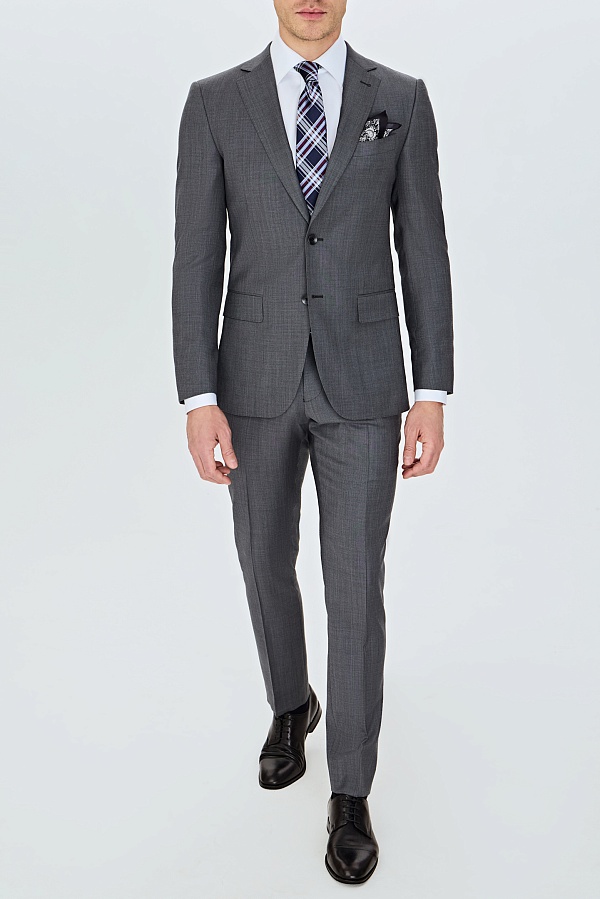Серый костюм в мелкую клетку