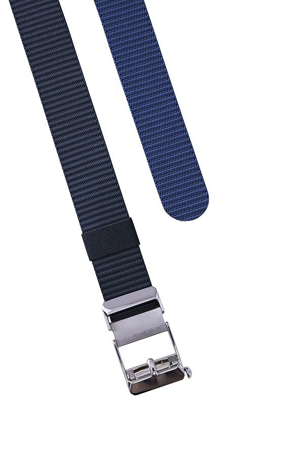 Синий ремень с серебристой пряжкой
