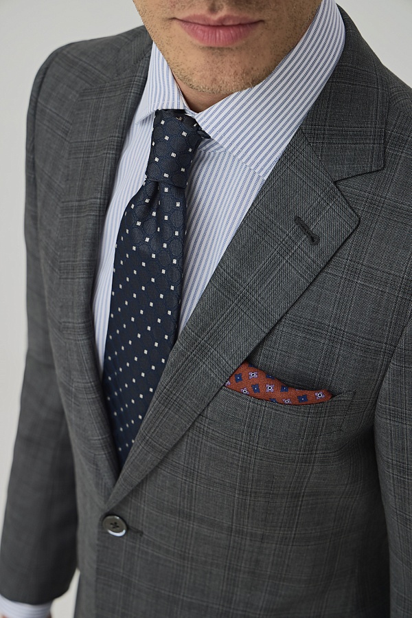 Серый костюм в клетку