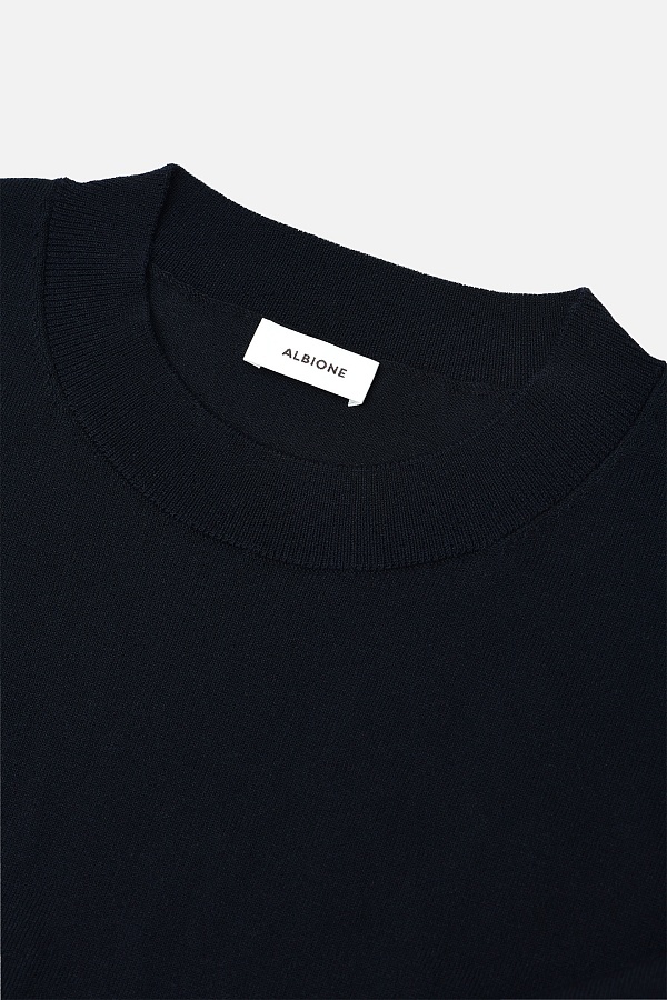 Темно-синяя трикотажная футболка