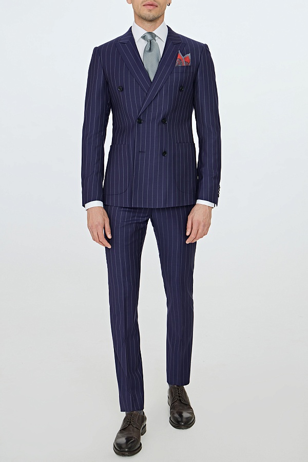 Сине-фиолетовый двубортный костюм в полоску