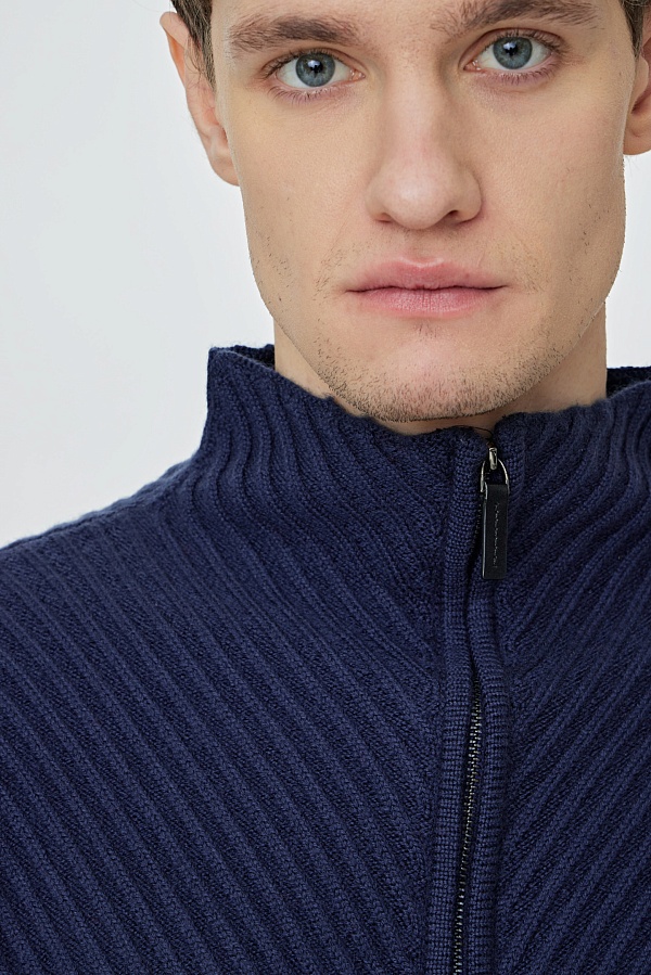 Синий свитер с воротником стойкой на молнии