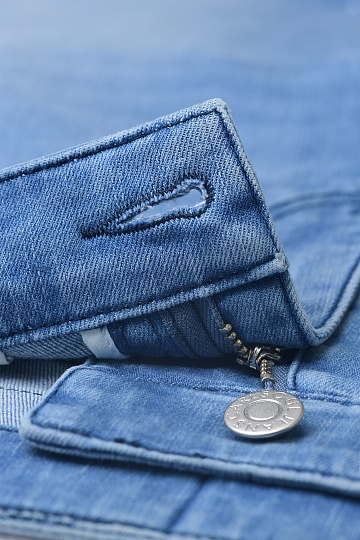 Джинсы голубого цвета