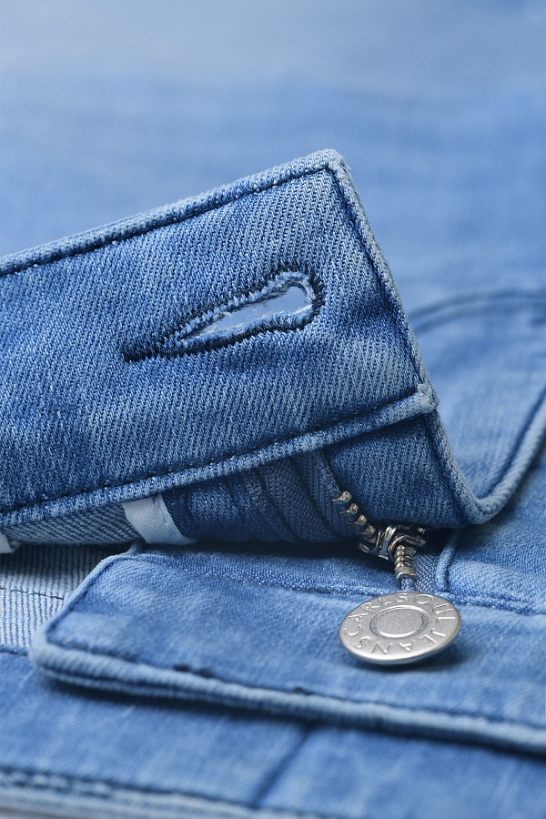 Джинсы голубого цвета