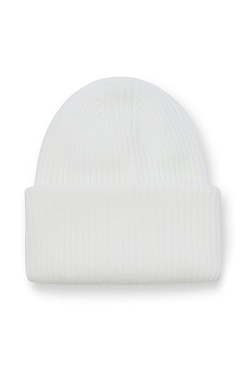 Белая шапка с отворотом