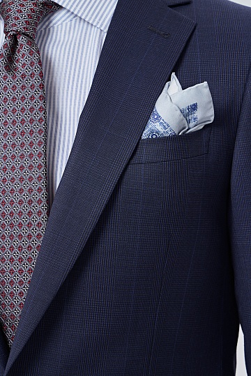 Темно-синий костюм в клетку