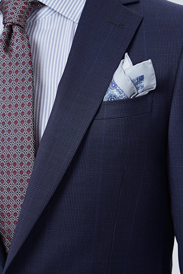 Темно-синий костюм в клетку