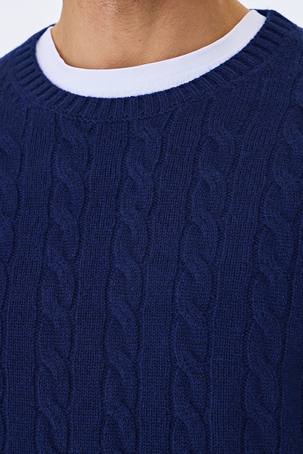 Синий джемпер с косами