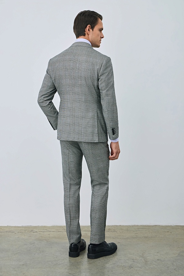 Светло-серый пиджак в клетку