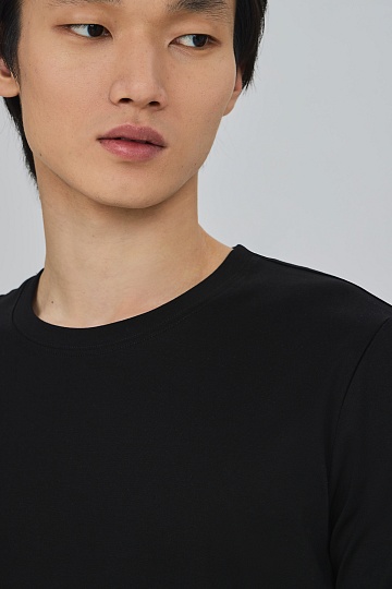 Черная базовая футболка