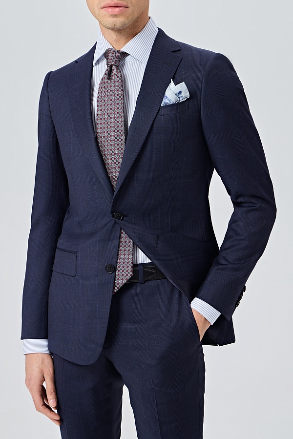 Темно-синий костюм в клетку