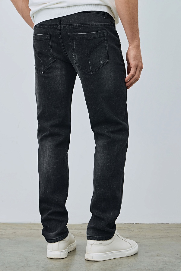 Черные джинсы с потертостями