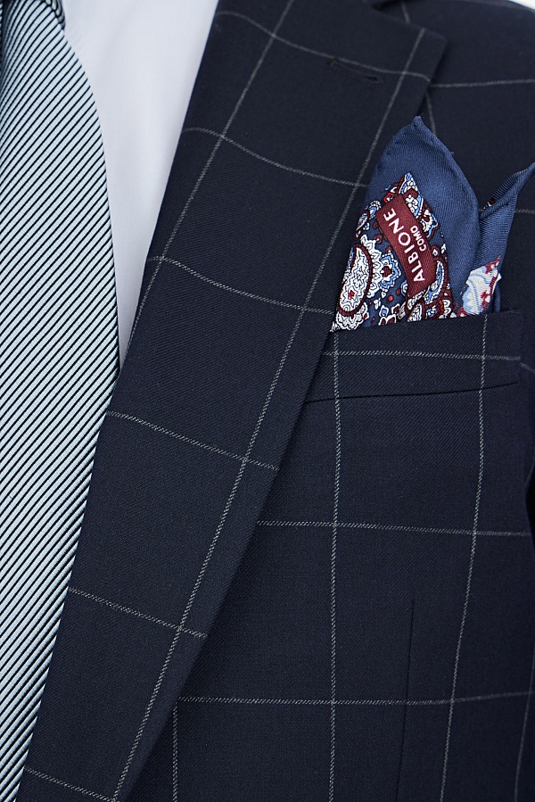 Темно-синий костюм в серую клетку