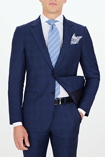 Темно-синий костюм в крупную клетку