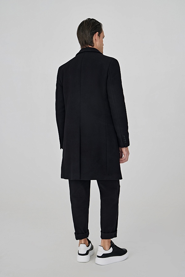 Черное двубортное пальто