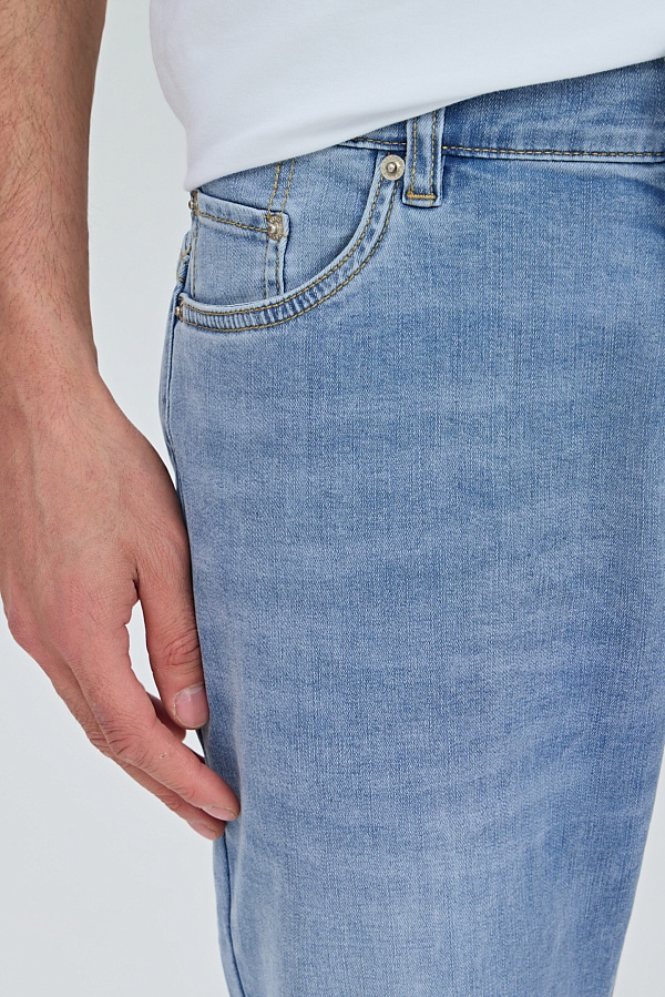 Голубые прямые джинсы