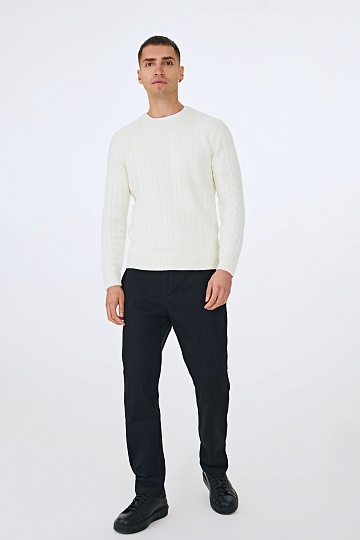 Молочный джемпер с косами