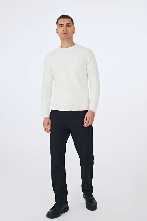 Молочный джемпер с косами