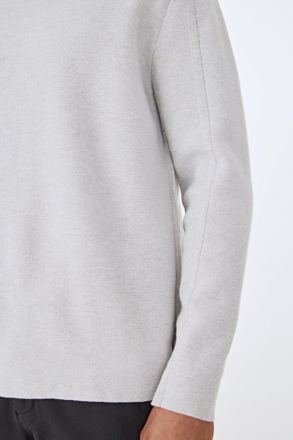 Светло-серый джемпер с декоративными швами
