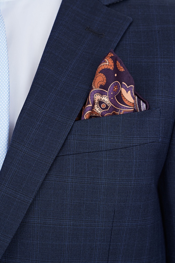 Темно-синий костюм в клетку