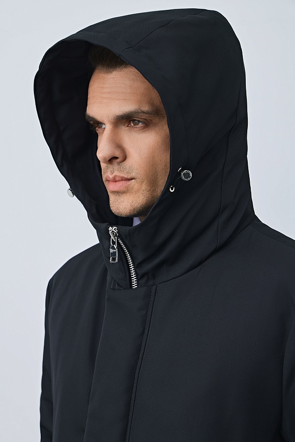 Пуховик черного цвета