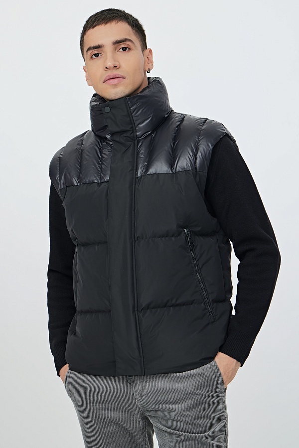 Черный пуховик с отстегивающимися рукавами