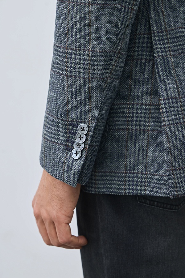 Серый пиджак из шерсти в коричнево-синюю клетку