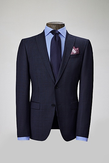 Темно-серый костюм в однотонную клетку