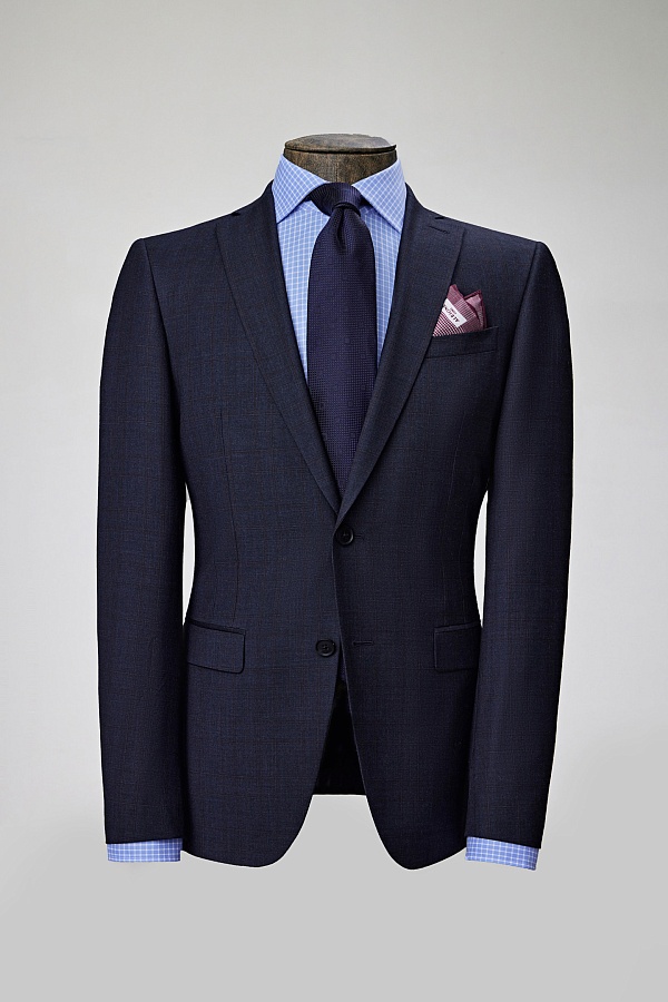 Темно-серый костюм в однотонную клетку