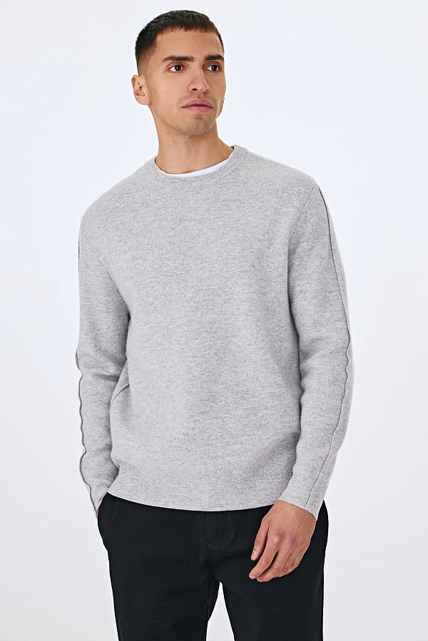 Серый джемпер с декоративными швами