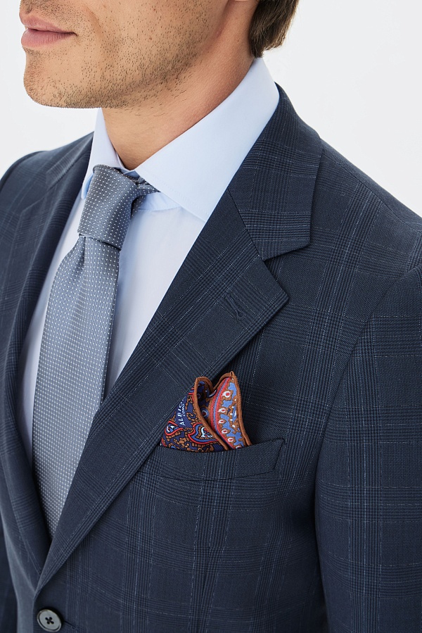 Темно-синий костюм в крупную клетку