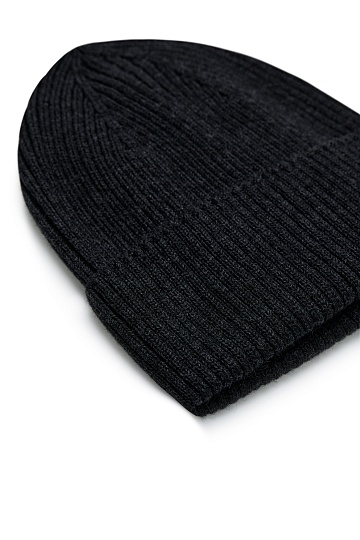 Темно-серая шапка в рубчик