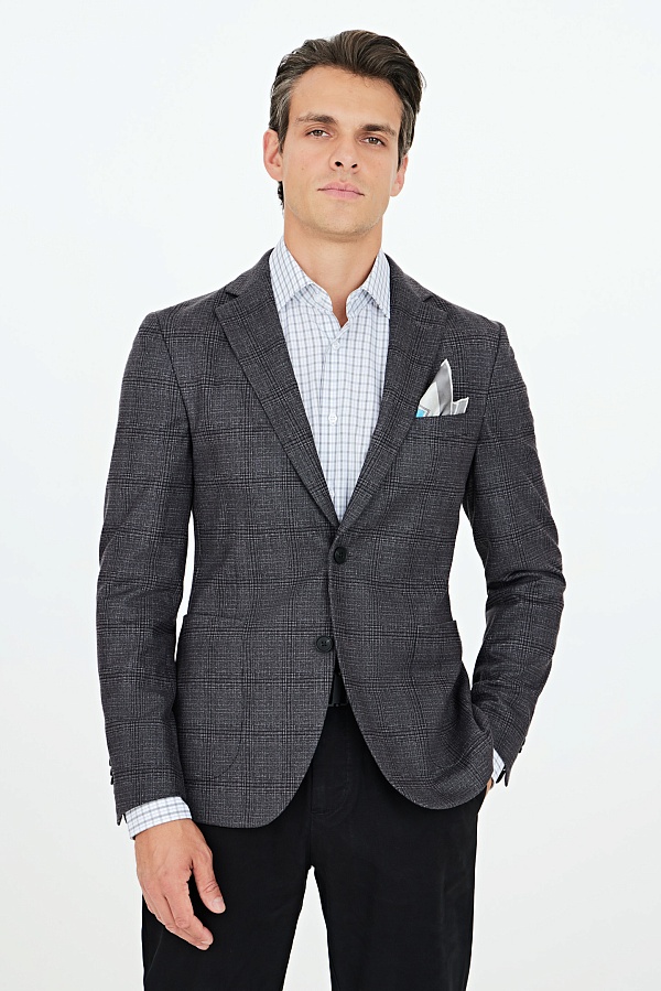 Серый пиджак в крупную клетку