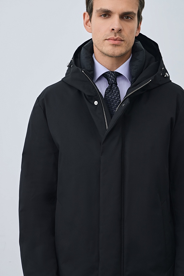 Пуховик черного цвета