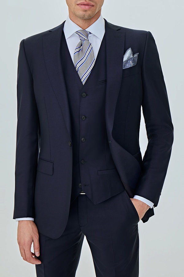 Темно-синий костюм на одной пуговице