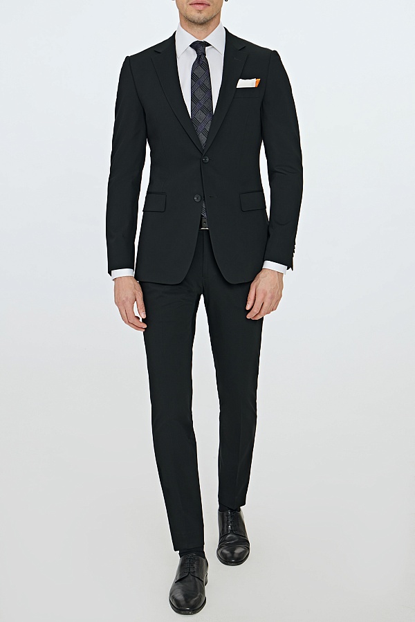 Черный однотонный костюм